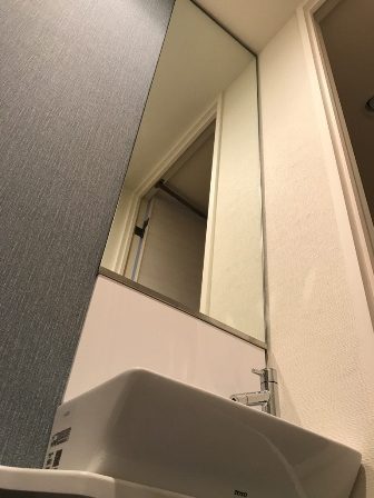 リフォーム後トイレ_手洗器_天井まで鏡