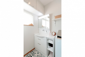 フレンチアンティーク柄×白で清潔感のある洗面室